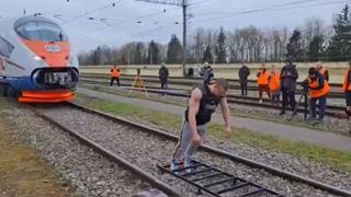 Video / Pogledajte kako Denis svojim tijelom vuče voz od 650 tona