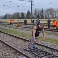 Video / Pogledajte kako Denis svojim tijelom vuče voz od 650 tona