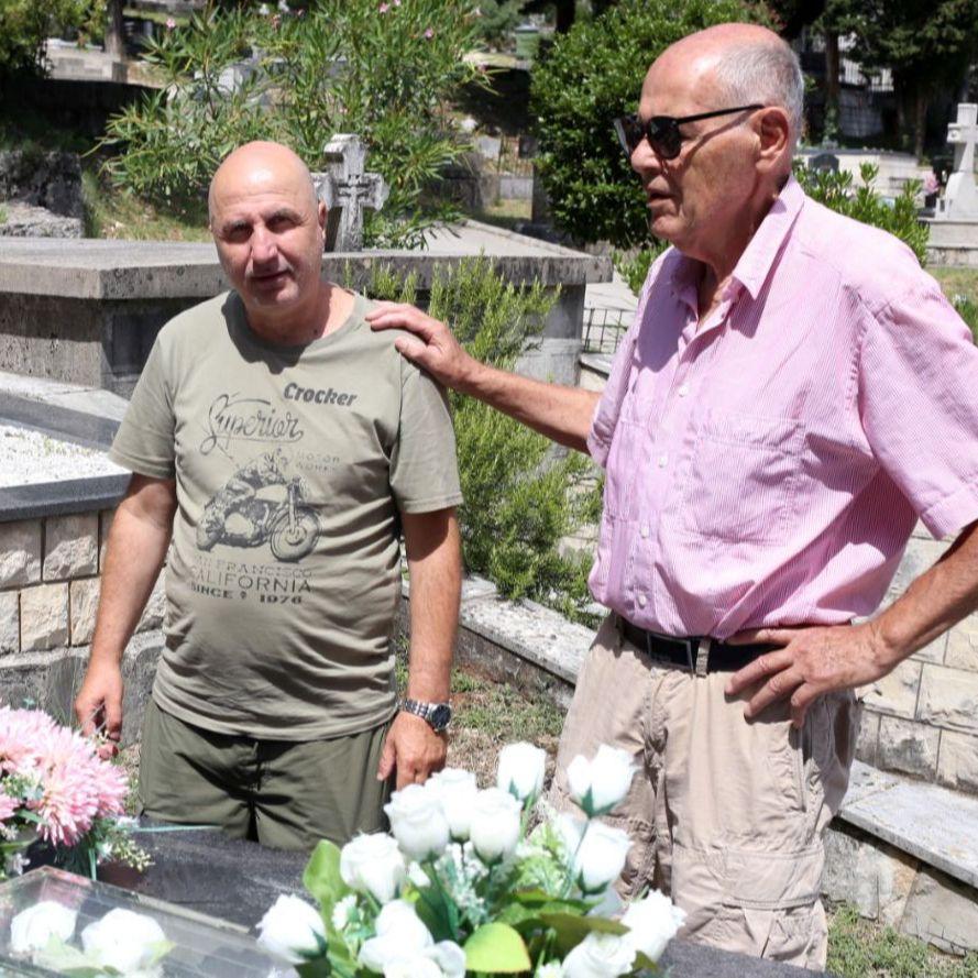 Alen Glavović posjetio grob Srđana Aleksića: Njegov sam dužnik do kraja života, morao je umrijeti da bih ja živio