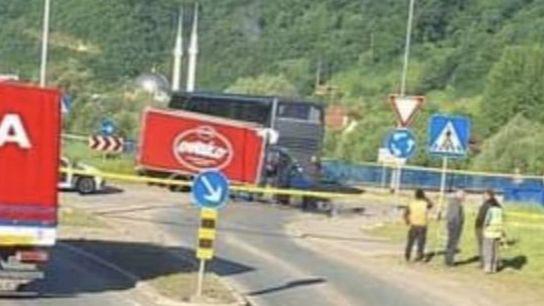 Stravična nesreća u Nemili: Poginuo vozač kamiona iz Kaknja (37)