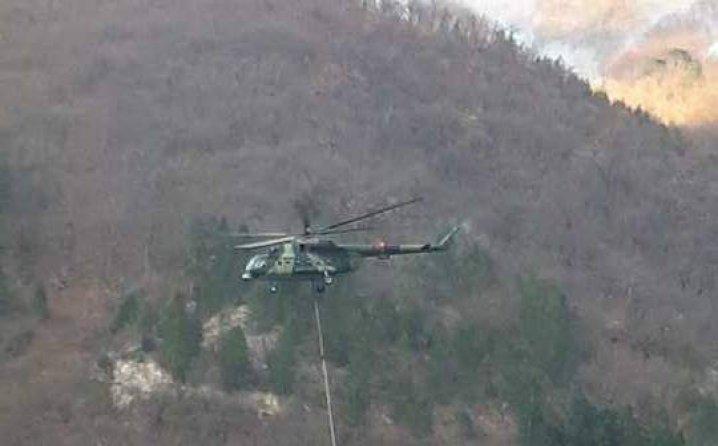 Na licu mjesta: Helikopter OSBiH gasi požar na području konjičke općine