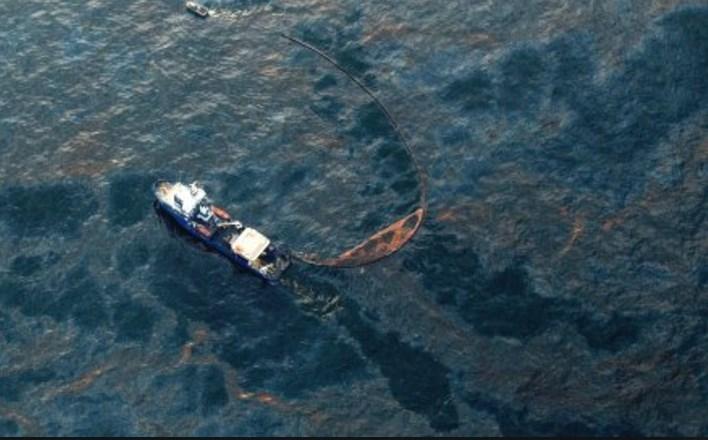 Potonuo tanker "Agija Toni 2", naftna mrlja proteže se u dužini od 1,5 kilometara