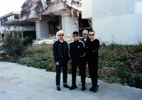 Bono Voks sa članovima benda U2 ispred ruševina grada gdje je danas hotel "Radon Plaza" - Avaz