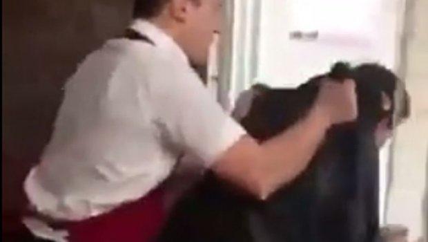 Gatala djevojci u beogradskom kafiću: Konobar je zgrabio za rame i šutnuo kroz vrata