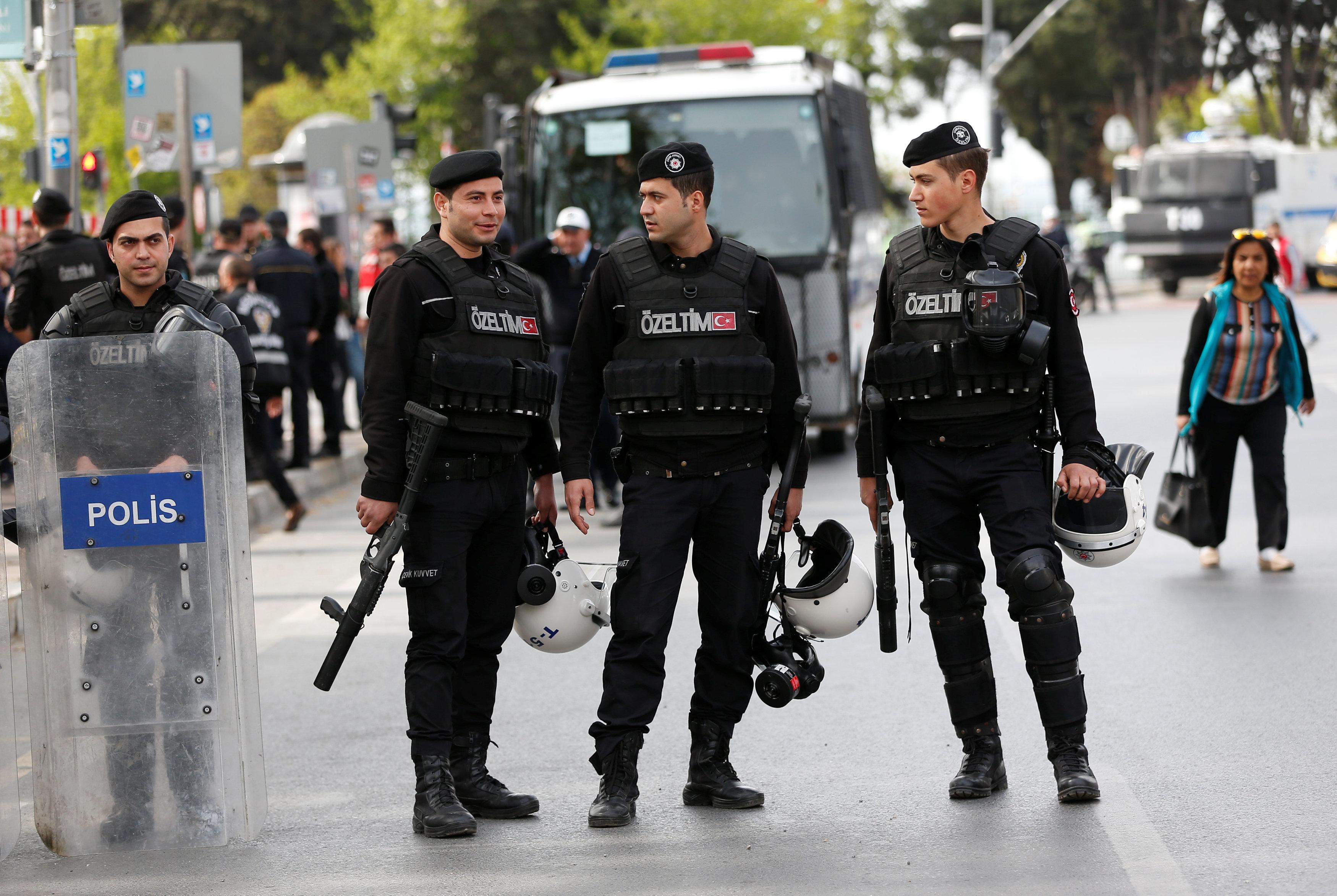 Turska policija traga za 42 univerzitetska radnika