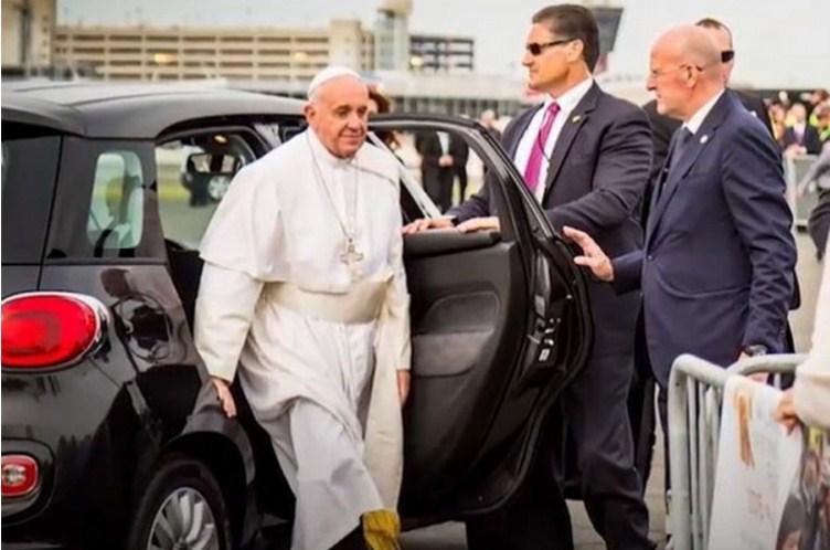 Prodaje se kragujevački FIAT u kojem se vozio papa