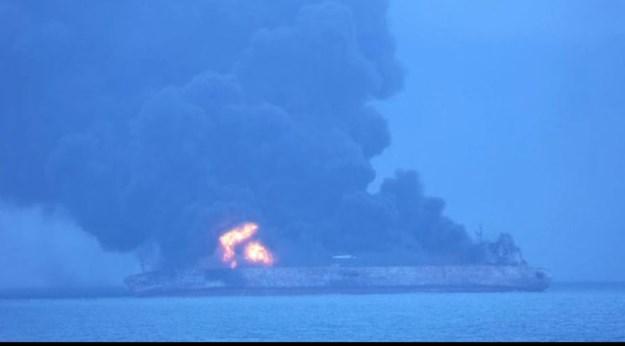 Požar prijeti katastrofom, sve je puno otrovnih gasova: Tanker sa 136.000 tona nafte mogao bi eksplodirati svaki čas