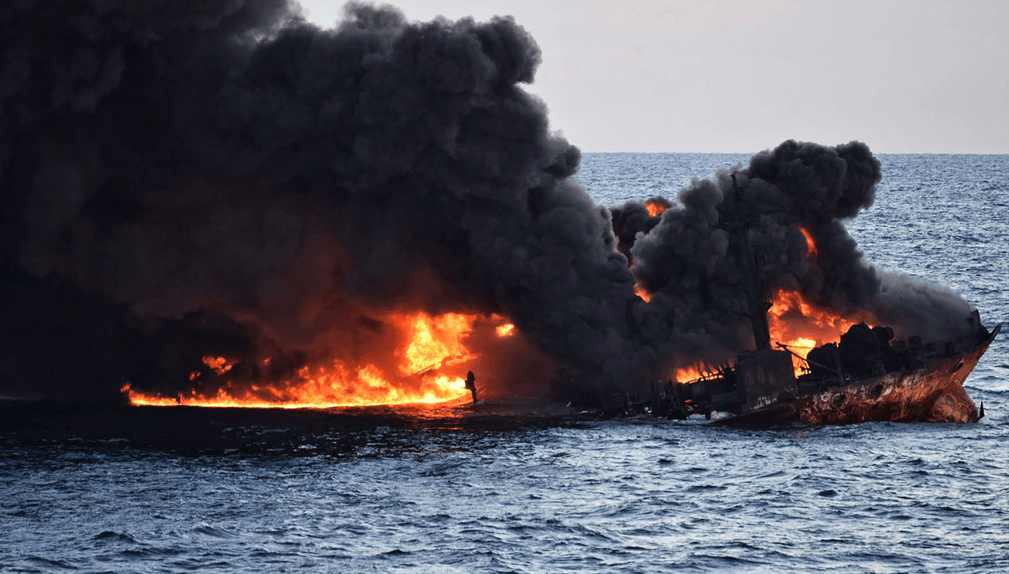 Potonuli tanker iza sebe ostavio ogromnu naftnu mrlju, crni dim prekrio more