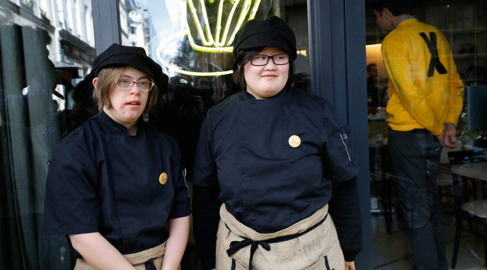 Otvoren Veseli kafić u Parizu, zaposlili osobe s Down sindromom