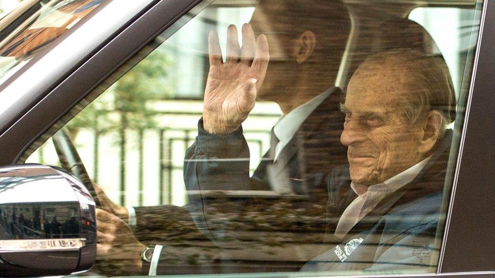 Princ Filip otpušten iz bolnice, oporavak će nastaviti u Vindzoru