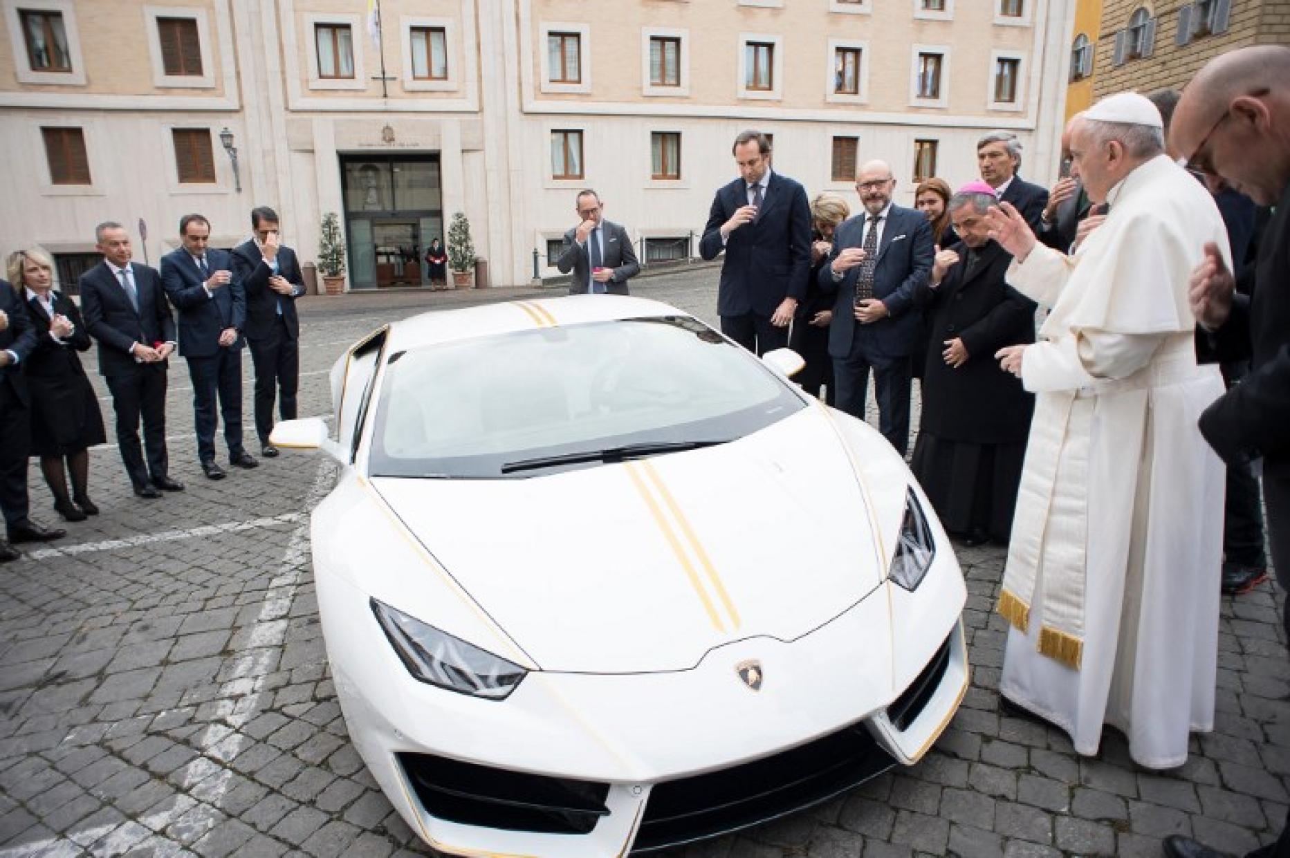 Papa prodaje svoj bijeli Lamborghini