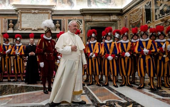 Papina garda uzima PVC šljemove koji se prave na tri-de štampaču