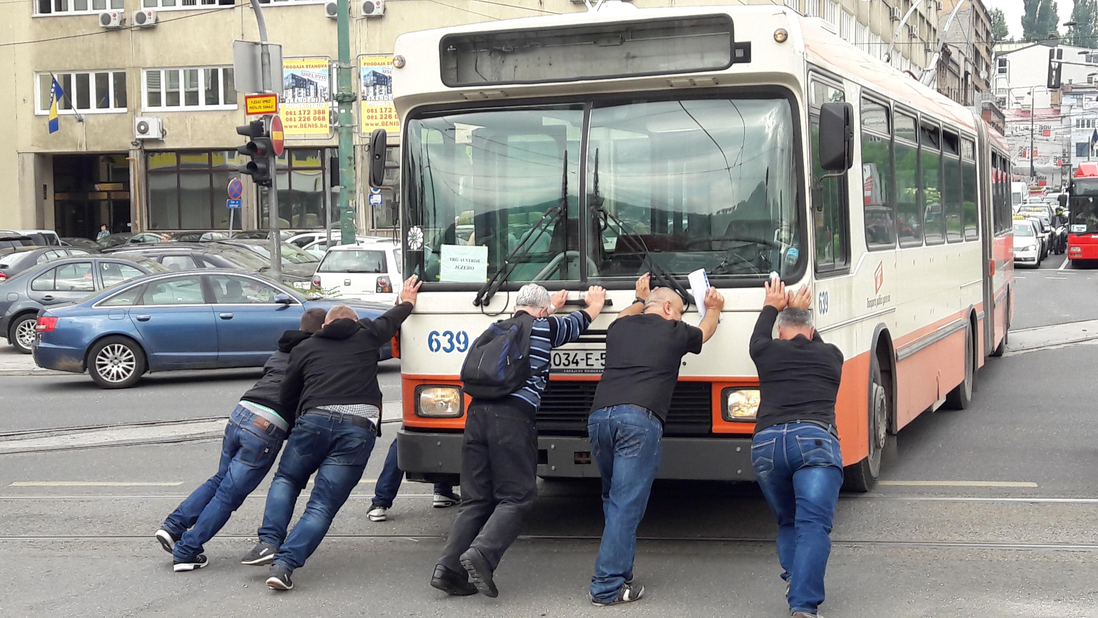 Samo kod nas: Građani glavnog grada BiH gurali trolejbus