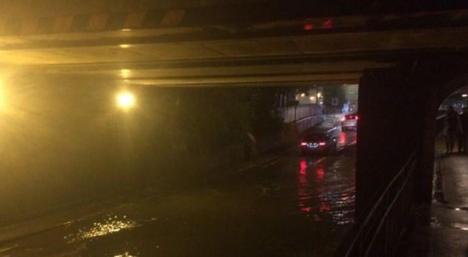Oksford pod vodom: Zbog jakih padavina poplavila željeznička stanica, vatrogasci putnike iznosili na leđima