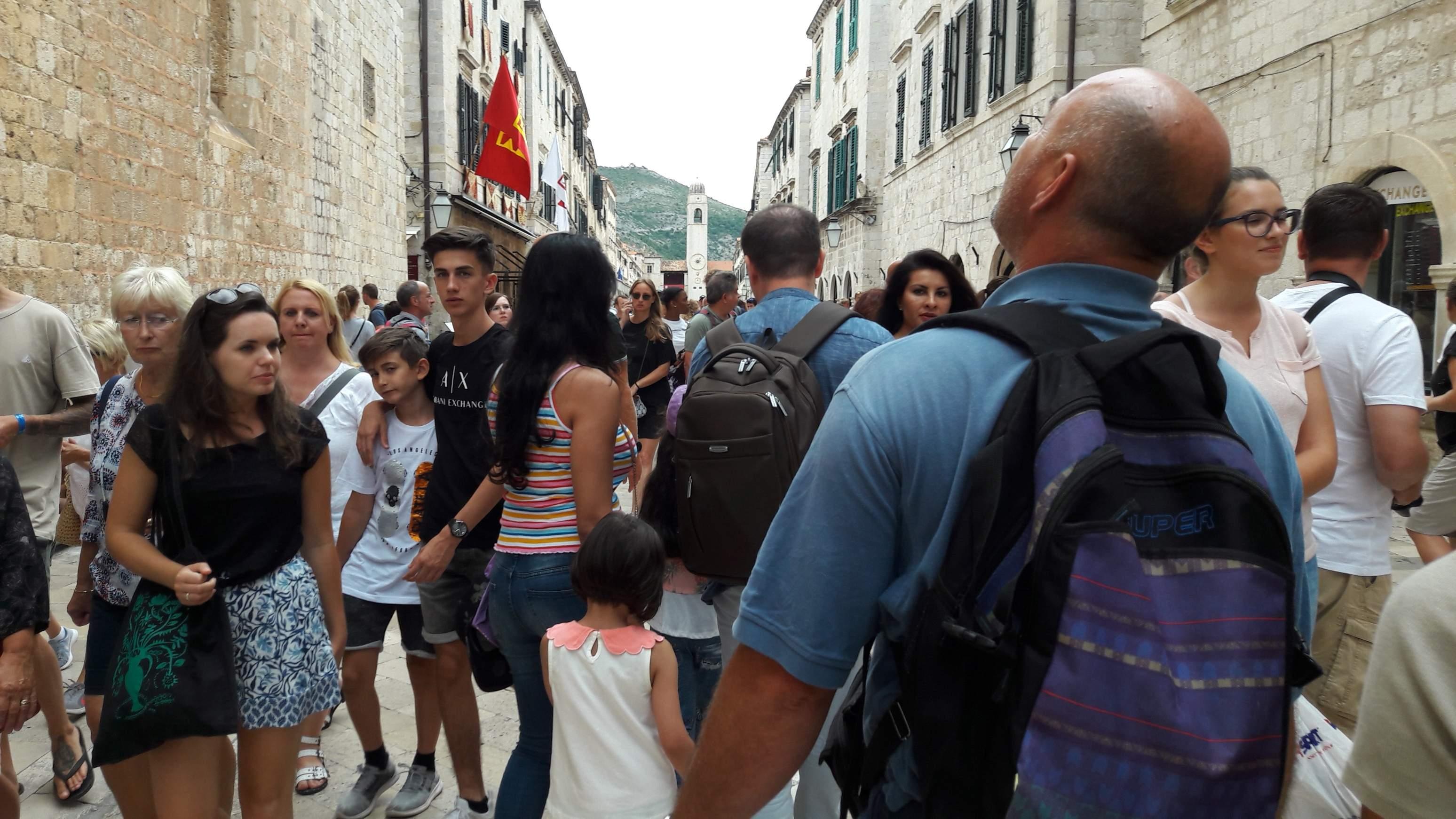 Dubrovnik ovih dana: Gužva na Stradunu - Avaz