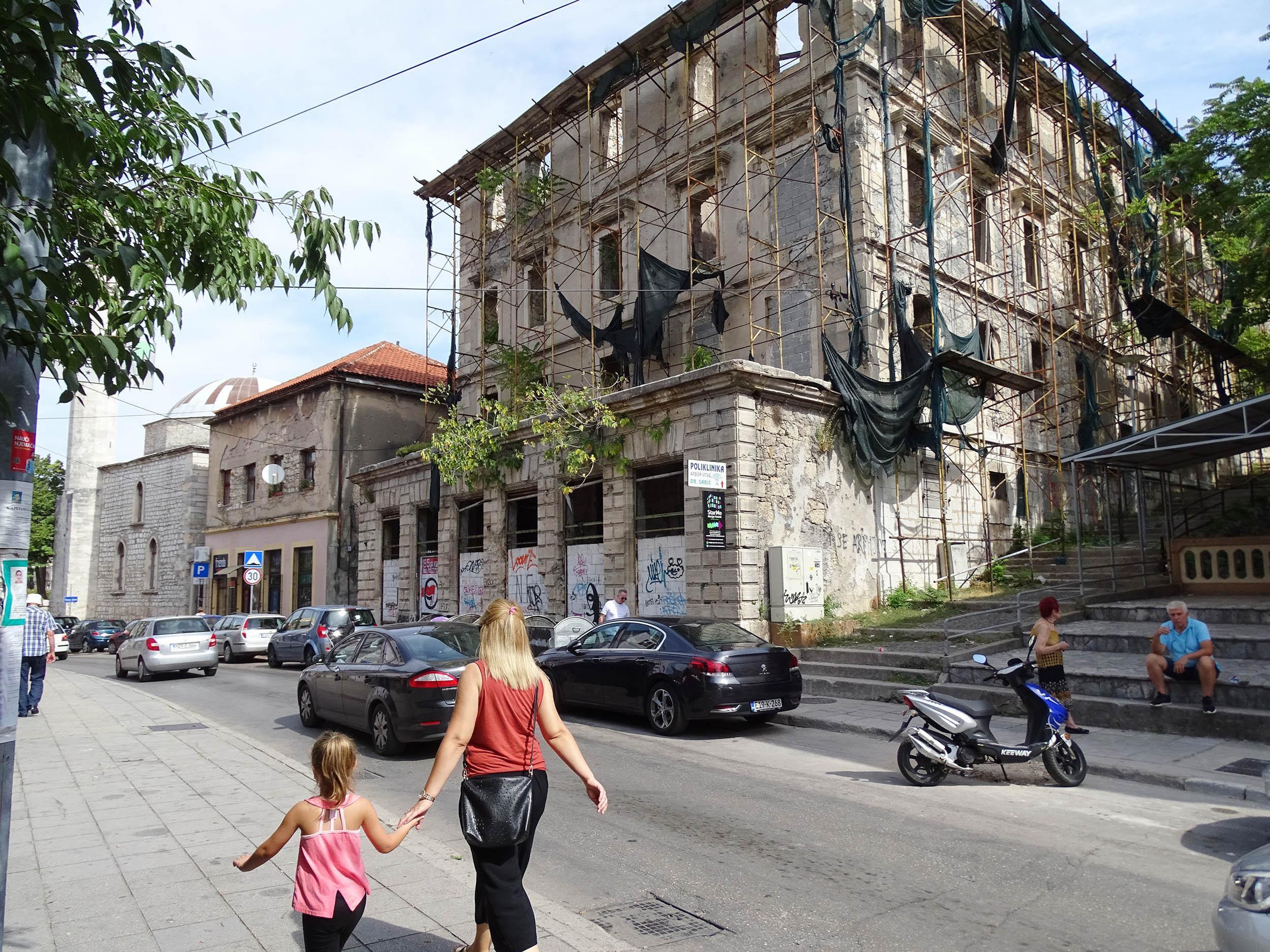 U Mostaru se samo obnavljaju table s natpisom „Opasnost od rušenja“