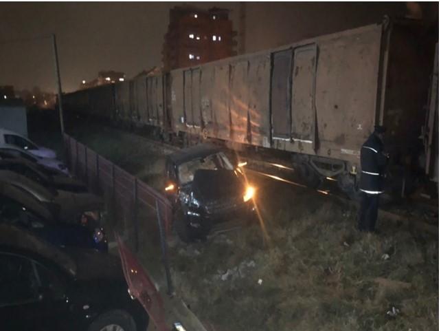 Voz udario putničko vozilo na pružnom prijelazu u Lukavcu, jedna osoba teško povrijeđena