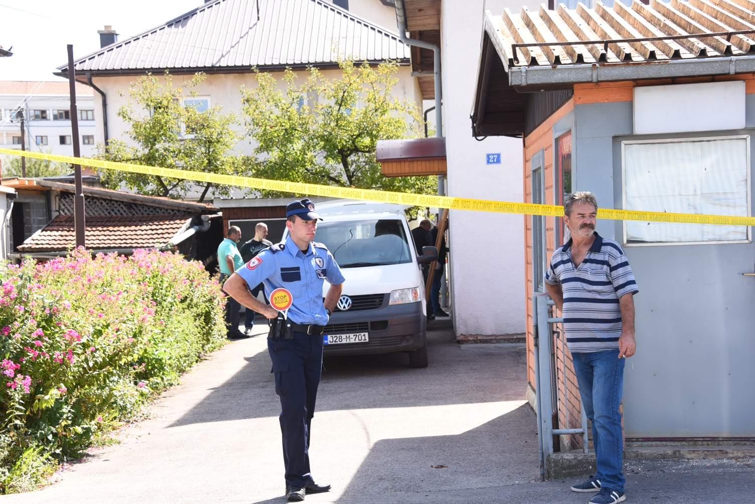 Policija tokom uviđaja ispred kuće u kojoj se desio zločin - Avaz