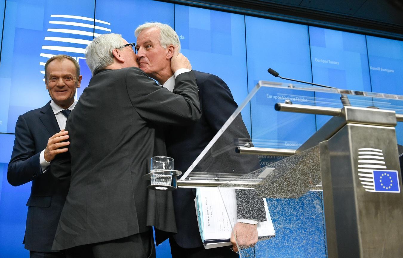 Junker srdačno pozdravlja Mišela Barnijea, pregovarača Velike Britanije - Avaz