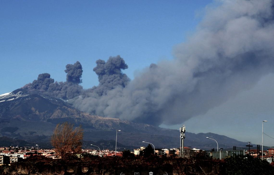 Etna eruptirala, zatvoren aerodrom - zabilježeno 130 potresa