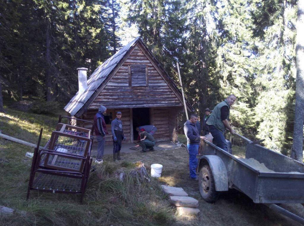 Članovi LD „Divokoza“ izgradili lovačku kuću na putu prema Prokoškom jezeru