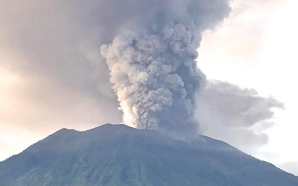 Indonezija: Vulkan Agung izbacio nove količine vrelog pepela