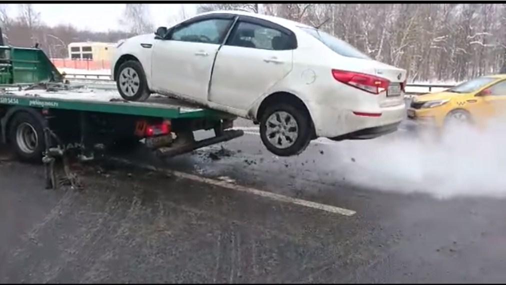 Ludi ruski vozač: Nije dozvolio da mu "pauk" odnese auto