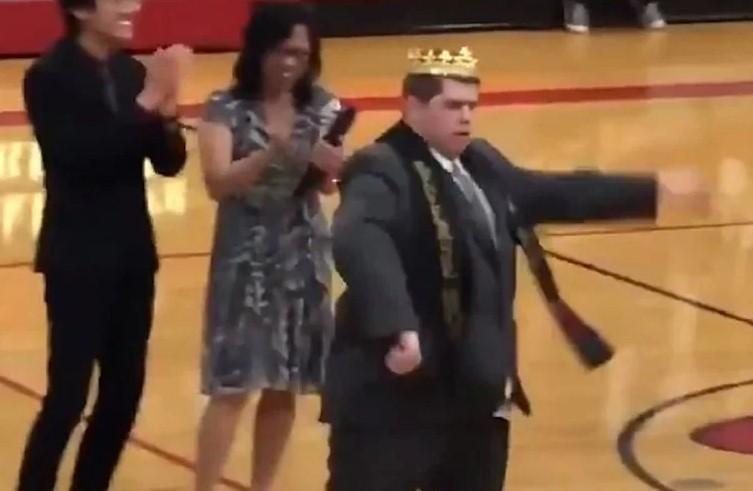 Dečka s autizmom proglasili kraljem maturske večeri, njegova reakcija je hit