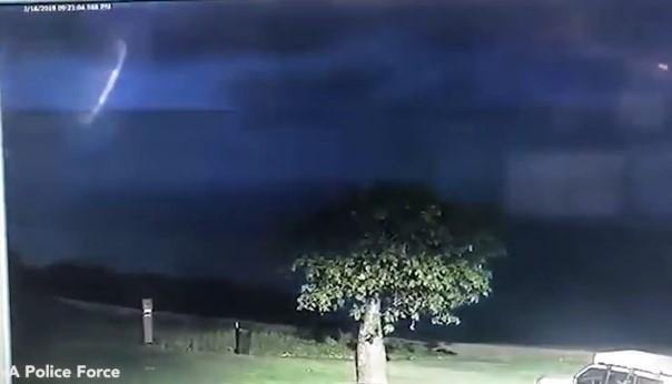 Izgleda da nismo sami: Policija objavila jeziv snimak objekta koji se pojavio na nebu tokom oluje