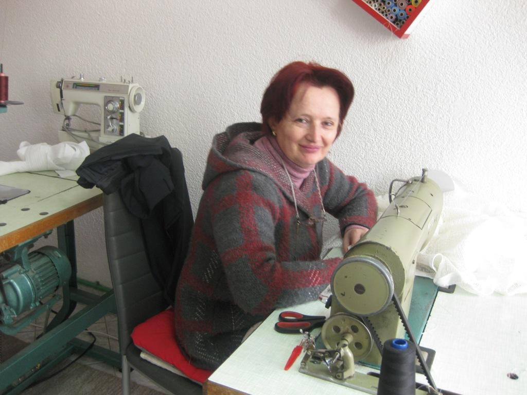 Behka Ahmetović u svojoj krojačkoj radnji radi sama - Avaz