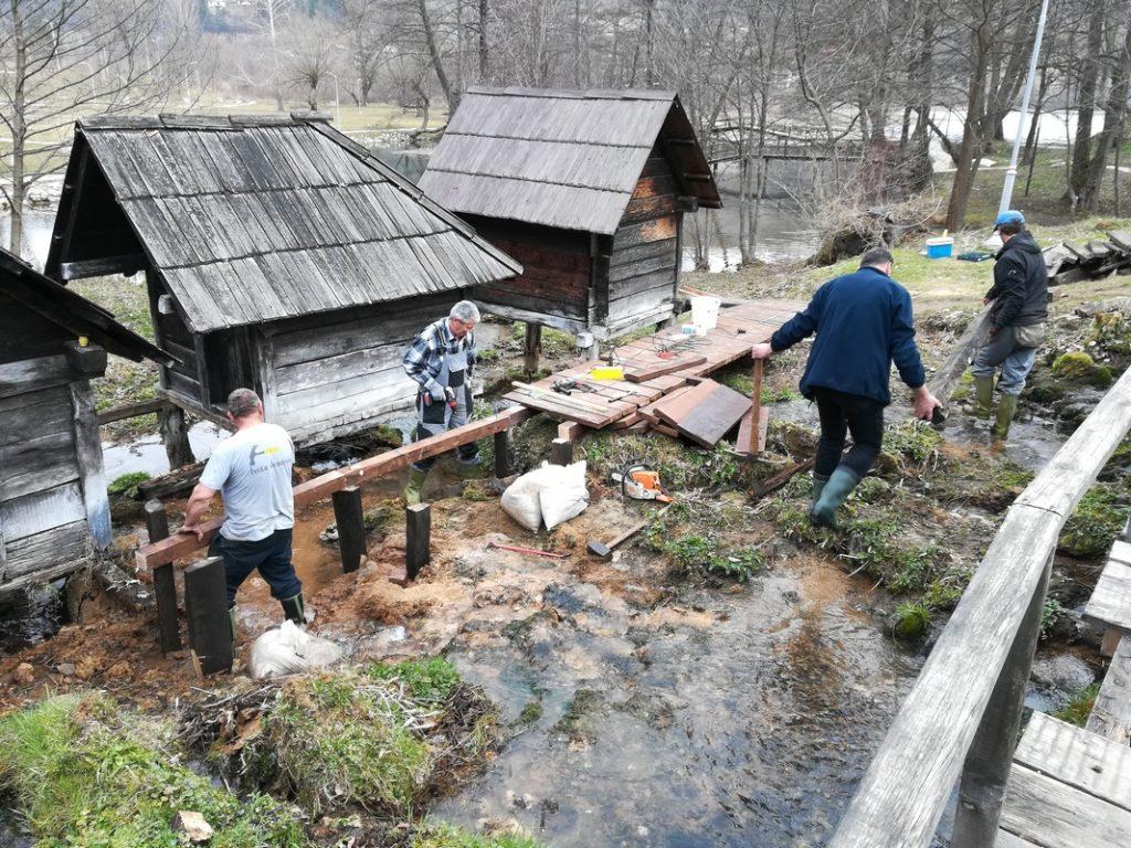 Počelo proljetno uređenje drvenih mlinčića na Plivi