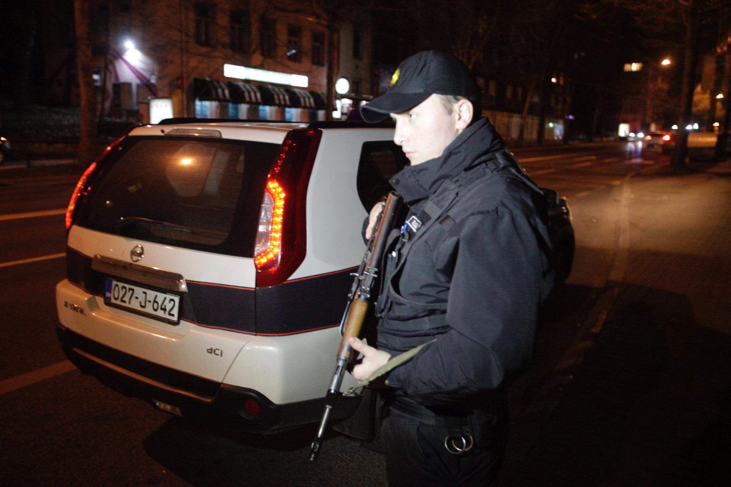 Policajac naoružan dugom cijevi - Avaz