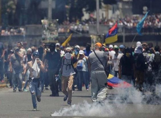 Haos u Venecueli: Civili pucaju u Karakasu
