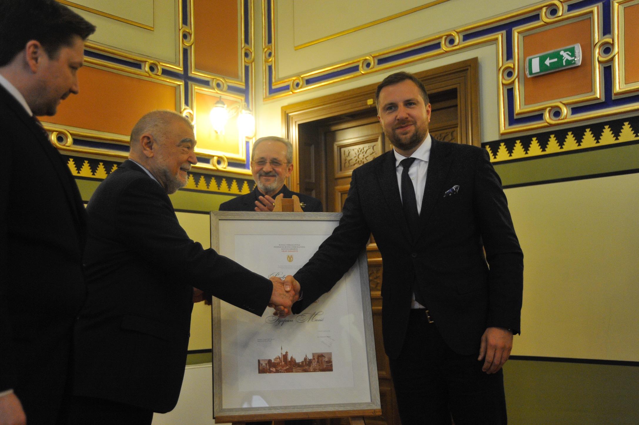 Stjepan Mesić primio priznanje ''Počasni građanin Sarajeva''