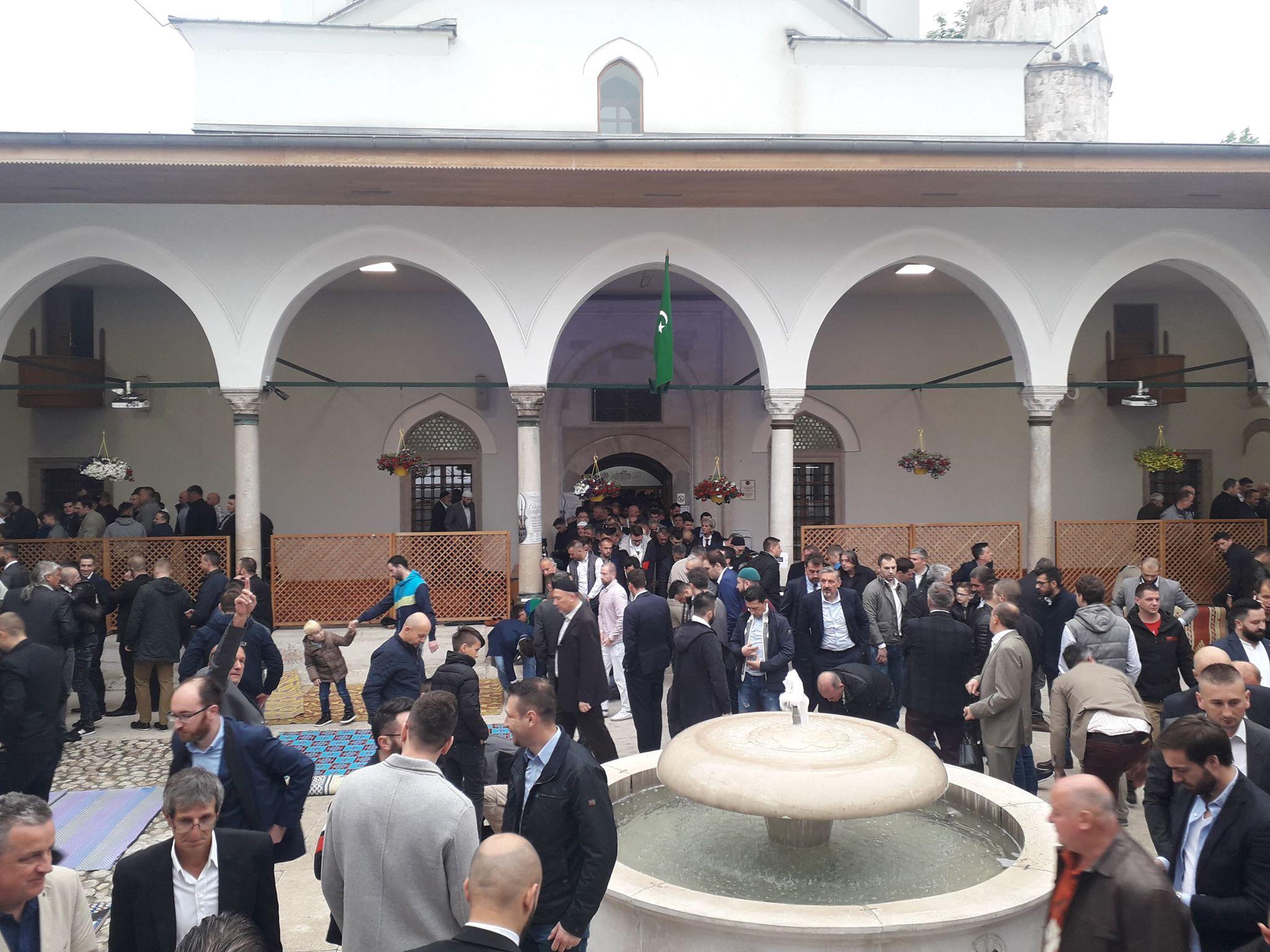 Stotine vjernika na bajram-namazu u Carevoj džamiji - Avaz