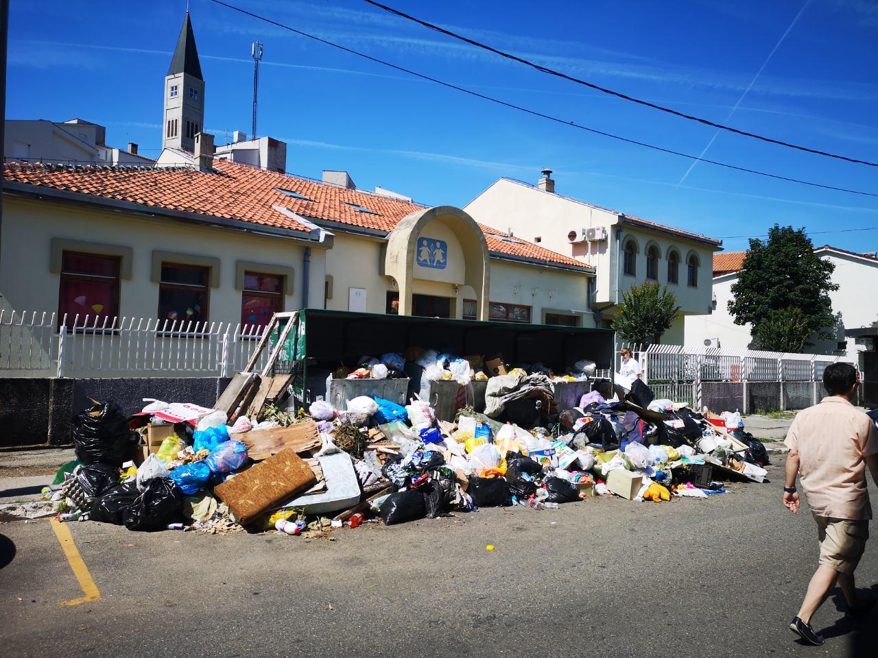 Iako je deponija "Uborak" deblokirana, hrpe smeća i dalje na ulicama Mostara
