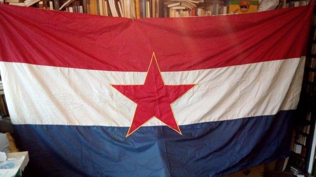 Daruvarac na svinjac okačio zastavu Hrvatske s petokrakom: Dobio kaznu u dinarima
