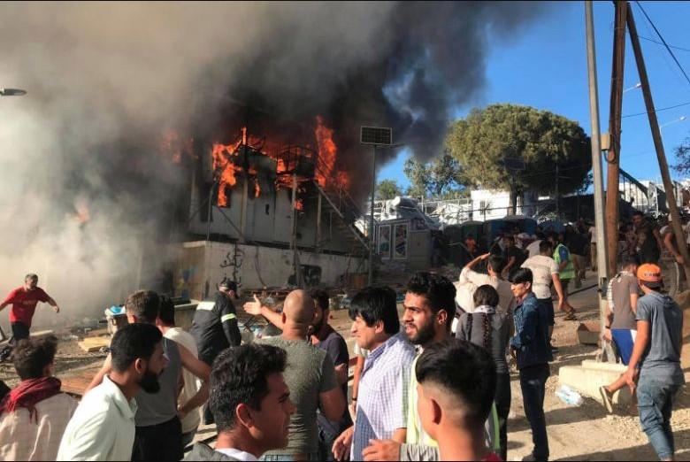 Požar i neredi u izbjegličkom kampu Moira - Avaz
