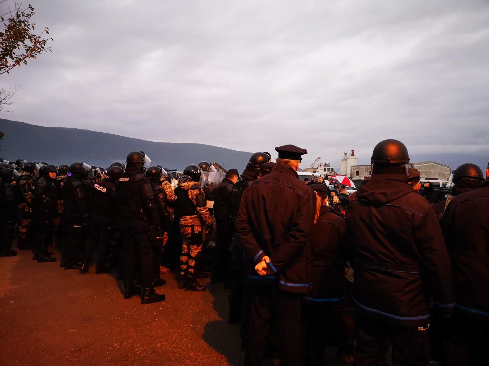 Mještani se ispriječili tijelima ispred policije - Avaz