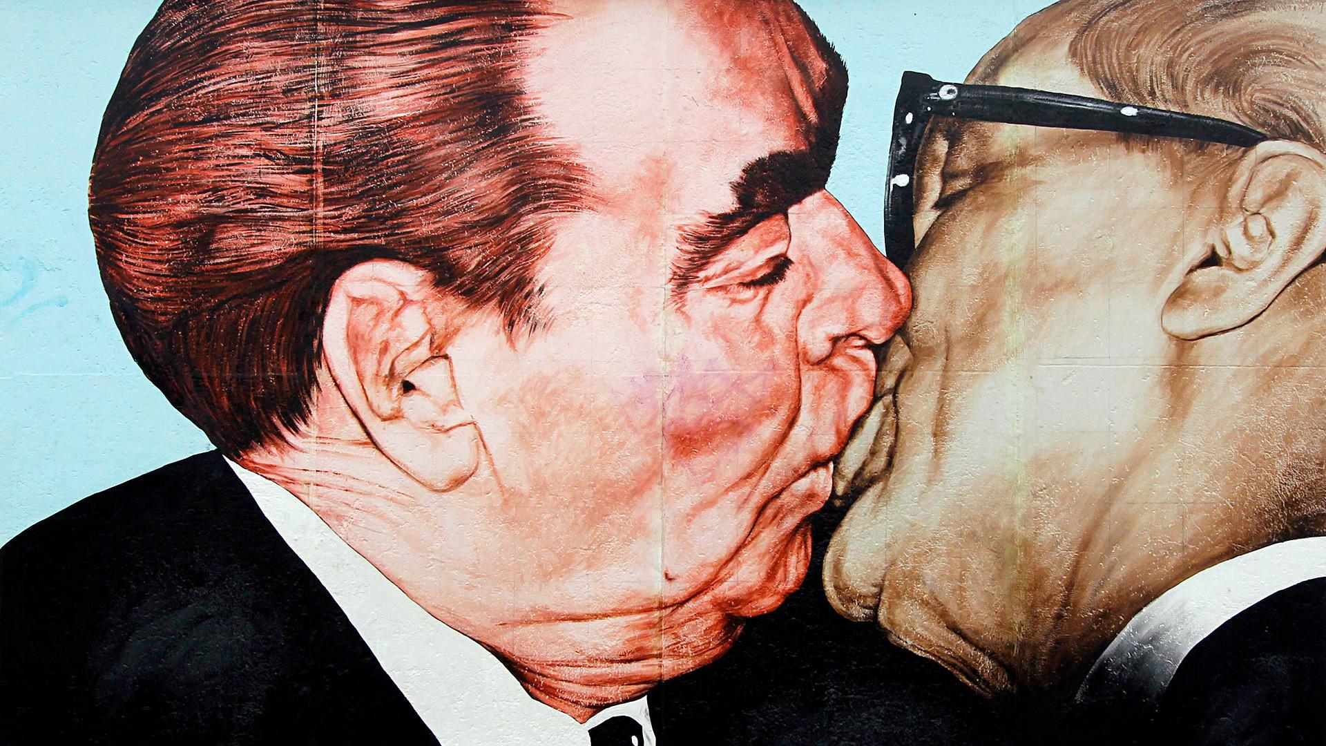 Sovjetski lider ljubio je muškarce u usta: Kastro je to mudro izbjegao, a poljubac s Titom završio je katastrofom
