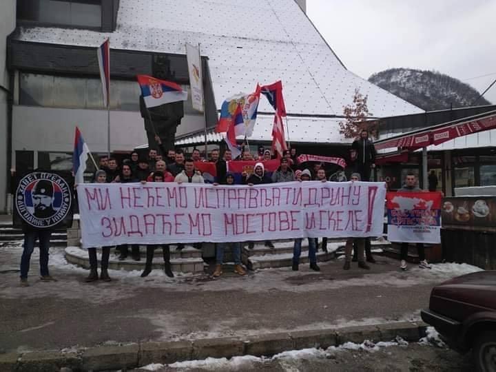 "Delije" u Višegradu: "Mi nećemo ispravljati Drinu"