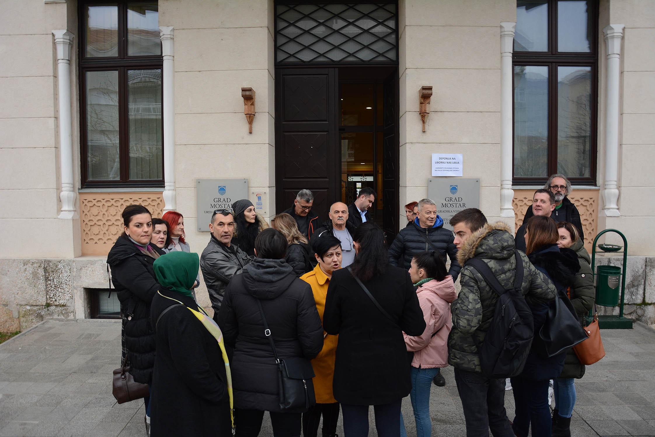 Građani se okupili pred Vijećnicom - Avaz