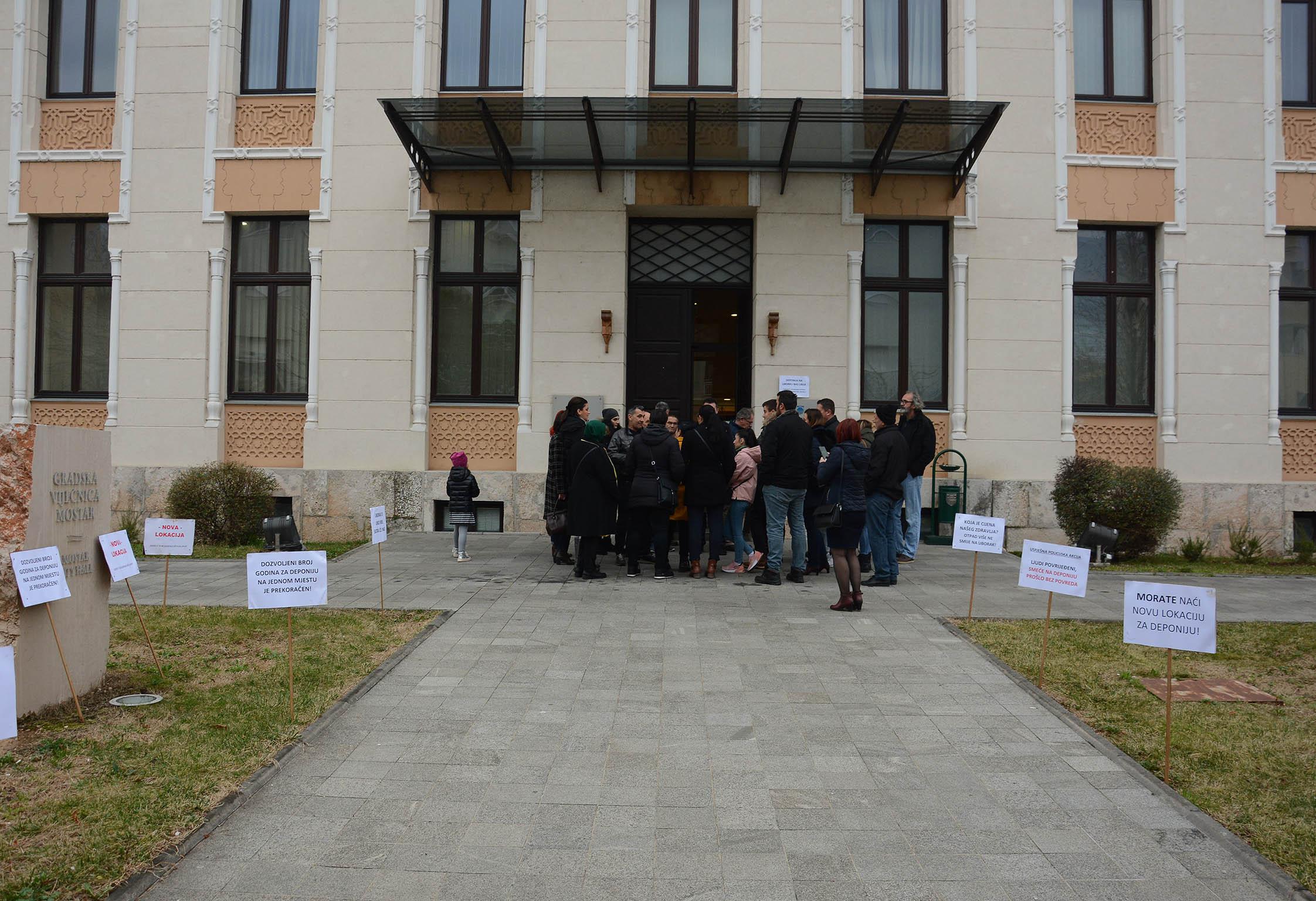 Građani se okupili pred Vijećnicom - Avaz