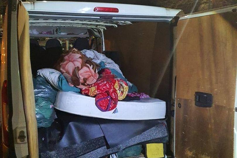 I policija šokirana: U vozilo strpali 14 ljudi, među njima i dvije bebe