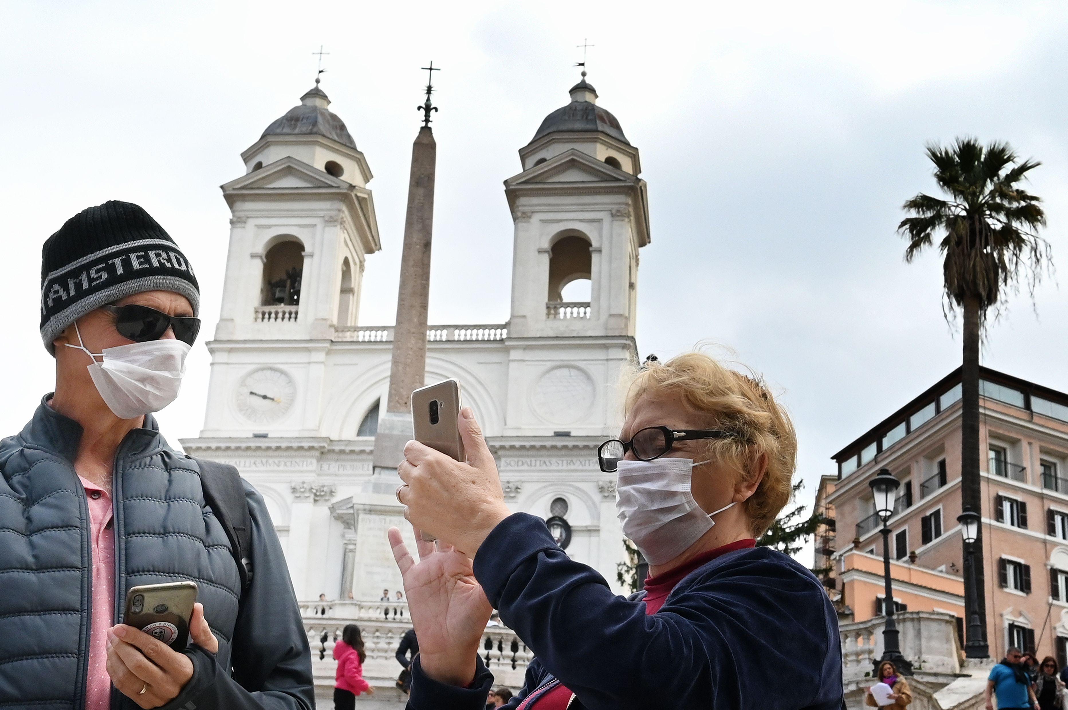 Italija zbog koronavirusa zapošljava penzionisane doktore