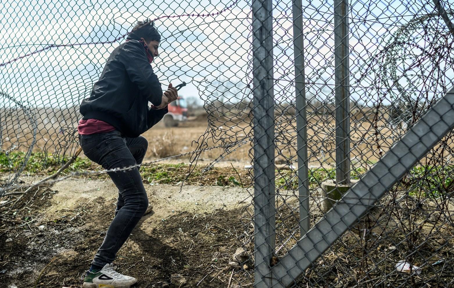 Migranti pokušavaju prijeći granicu - Avaz