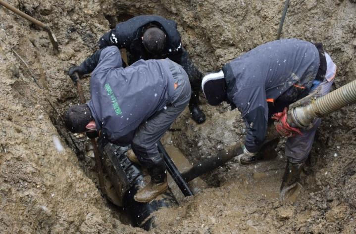 Radnici popravljaju vodovod - Avaz