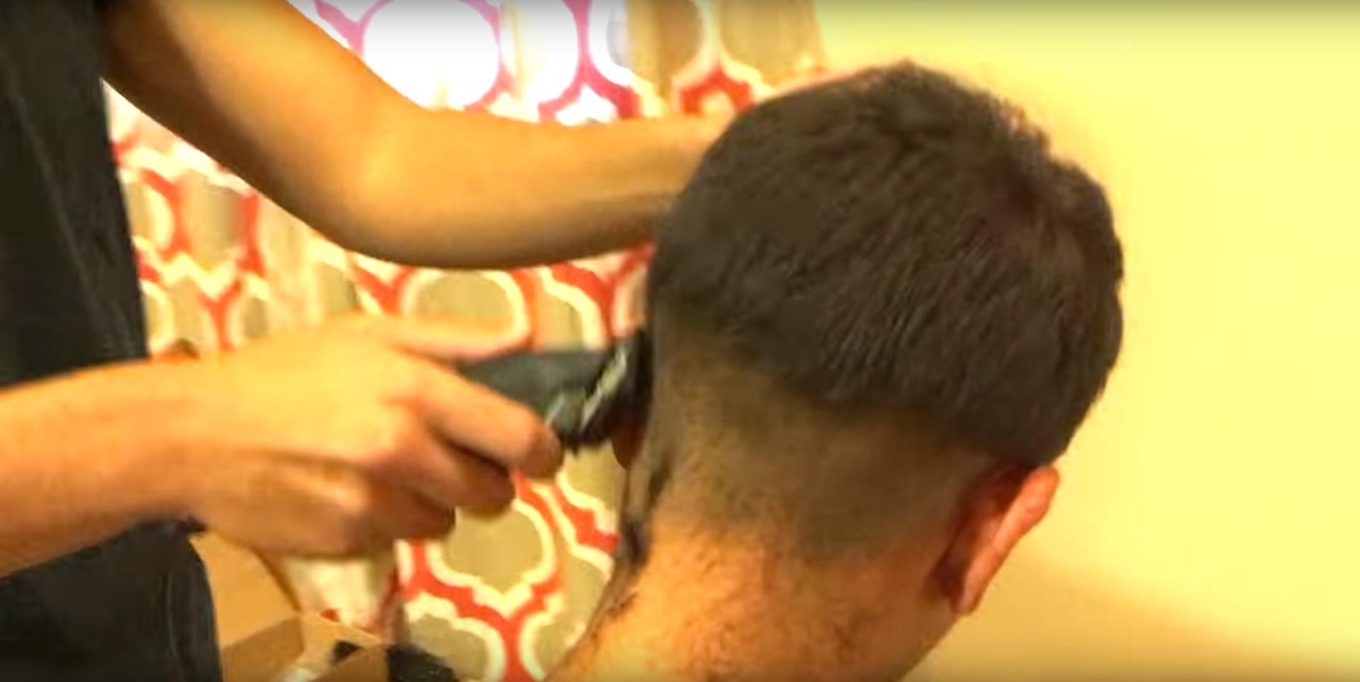 U videu frizer u četiri minute objašnjava kako mašinicom ošišati muškarca - Avaz