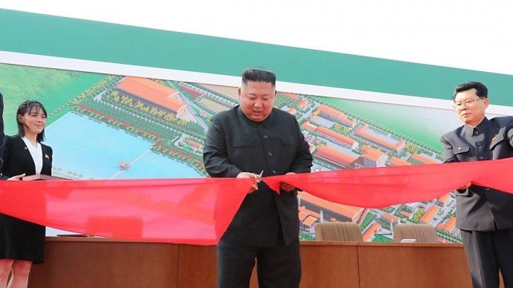 Mediji u Pjongjangu su prikazali u subotu video kako Kim presjeca vrpcu na ceremoniji otvaranja fabrike - Avaz