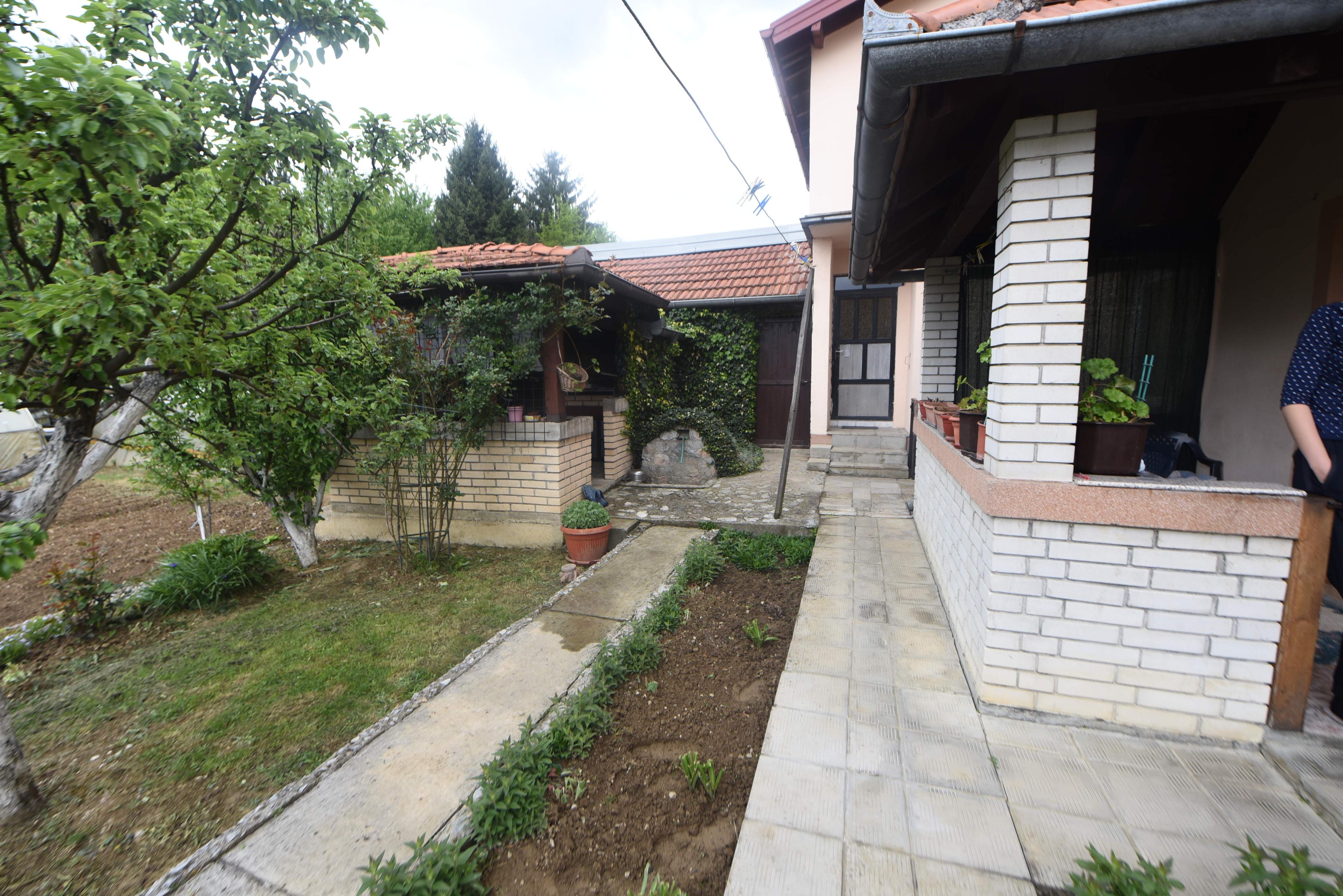 Dvorište ispred kuće Hajrulaha Šišića gdje je pronađen mrtav - Avaz